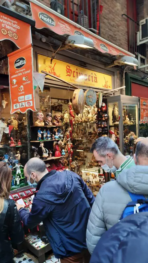 San Gregorio Armeno: casettine in legno, mascherine e piano anti assembramenti