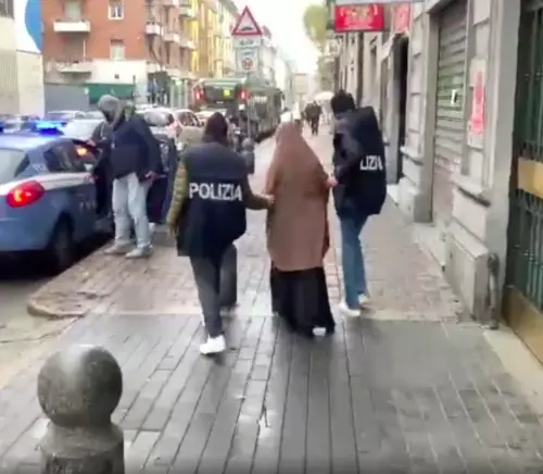 "Un bebè pronto al sacrificio". I video choc della 19enne "leonessa dell'Isis"