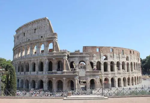Turisti si intrufolano al Colosseo di notte per una birra