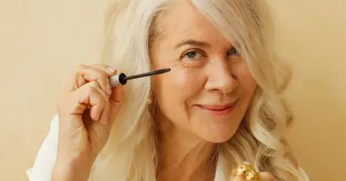 Sopracciglia folte o scolpite: lo stile migliore per le over 60