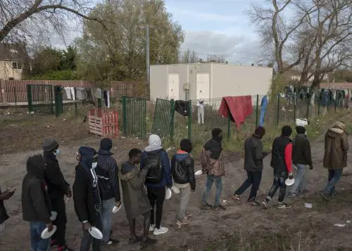 Stop alle canoe da Decathlon. "I migranti rischiano la vita"