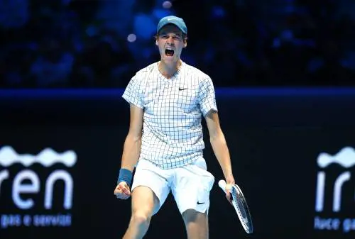Il tennis non ha età. Sinner baby fenomeno. Federer vecchio re