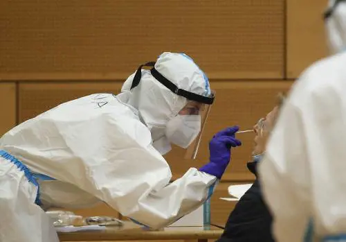 Omicron, il caso del volo Roma-Alghero: 130 in isolamento