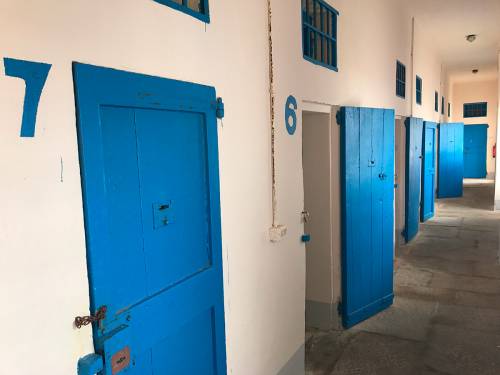 Nordafricani aggrediscono agenti: carceri nel caos in Toscana