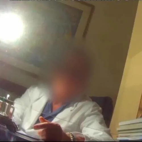 "Curo il cancro con il sesso". Smascherato ginecologo a "luci rosse"