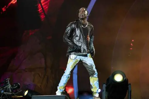 Strage al concerto, Travis Scott denunciato: "Chiesti 750 milioni di risarcimento"