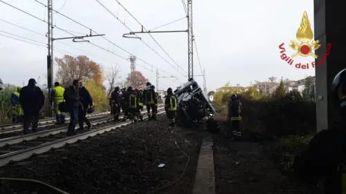 Pulmino precipita sui binari mentre passa il treno, morto disabile