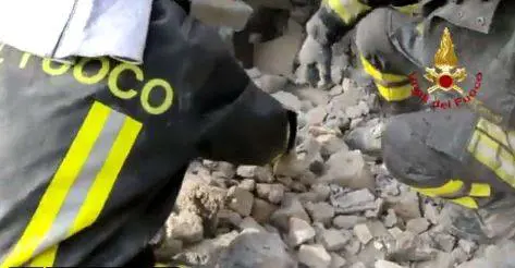 Scoppia palazzina, donna estratta viva dalle macerie