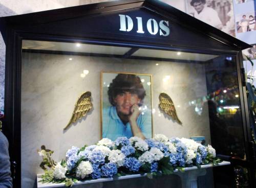A un anno dalla morte di Maradona l’Italia e Napoli ricordano il campione argentino