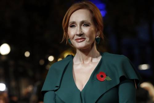 Rowling sotto attacco: attivisti trans diffondono l'indirizzo di casa