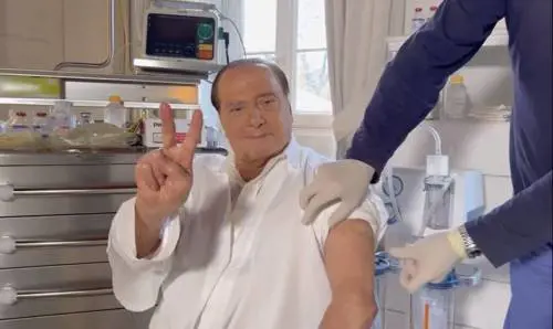Riceve la terza dose. E il Cav fa il segno della vittoria