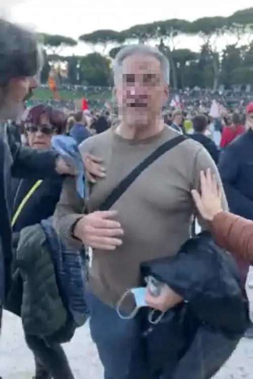 "Denuncerò". E il no vax dà una testata alla Lucarelli