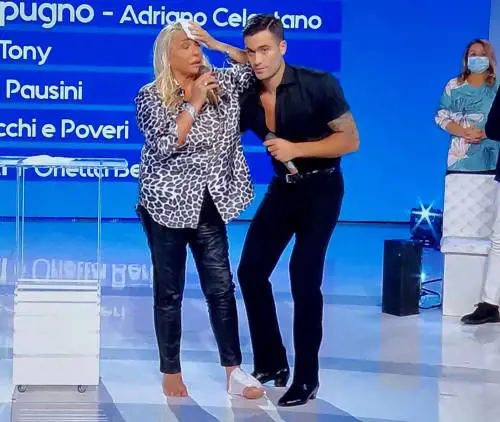 Attimi di paura per la Venier: cade a terra e sbatte il volto