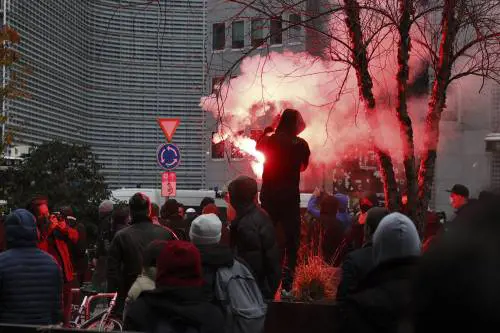 Da Bruxelles all'Aja esplode la rabbia contro le restrizioni. Ma "l'Europa rischia altri 500mila morti"