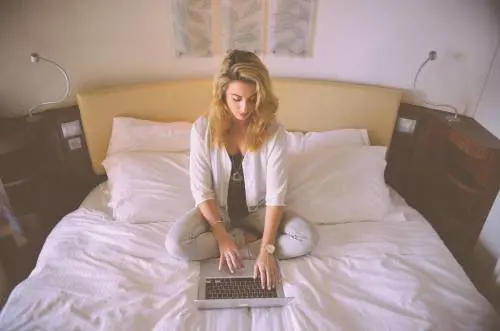 Dalla culla allo smart-working. La lunga vita dell'uomo a letto
