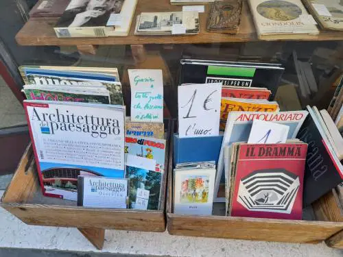 Prendi il libro e scappa (ma non serve). La bella storia di una libreria di Firenze