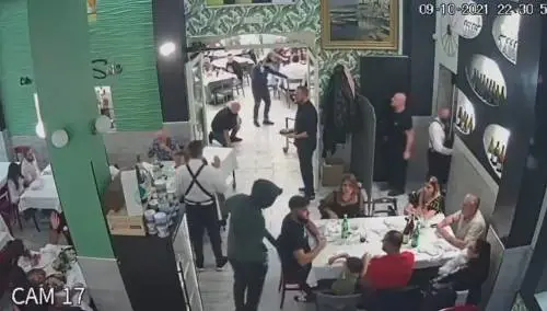 Casavatore, rapina in pizzeria con fucili e mitragliatrici: arrestate tre persone