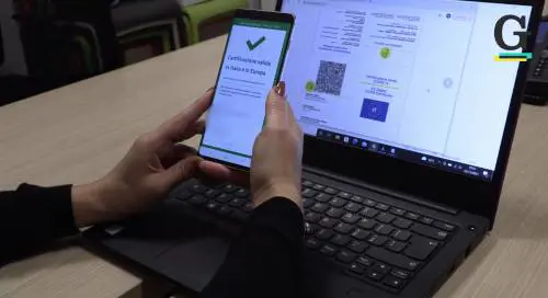 Così i no vax rubano le identità coi Green pass