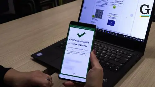 Falsi certificati gratis nelle chat dei No Pass: "Così salta il sistema"