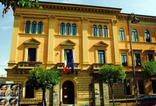Studente trans chiede cambio del nome. La scuola tergiversa. Il caso in Parlamento