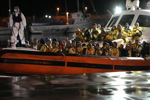 "Fate sbarcare i 463 migranti". La Sea Watch punta l'Italia