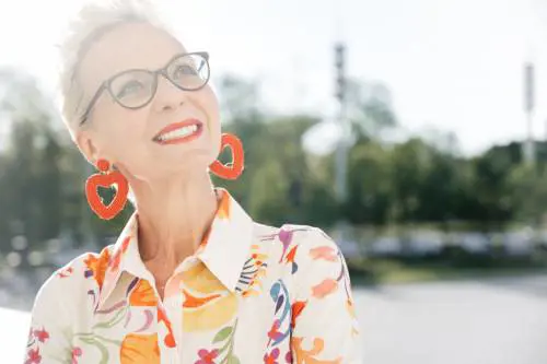Orecchini, come valorizzare il volto a 60 anni