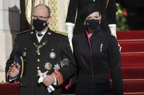 "Una "C" aggrovigliata". Cosa c'è dietro al mistero di Alberto e Charlene