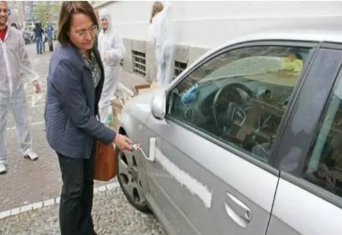 Altra brutta gaffe della democratica Rozza. Stavolta cade sulla foto di Daniela Santanchè