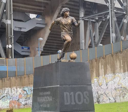 I napoletani ricordano Maradona nell’anniversario della scomparsa: inaugurata la statua allo stadio