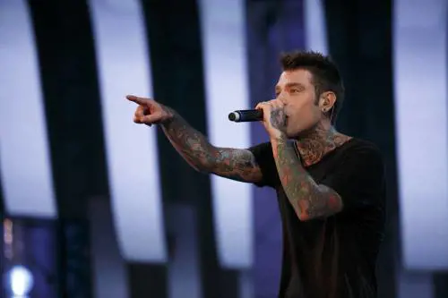 Polizia, Meloni, Renzi e Lega: Fedez ce l'ha con tutti. Ma nessuno lo calcola