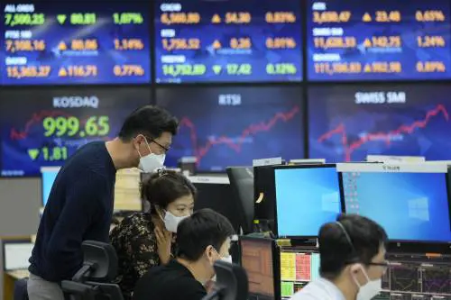 Il vero Black Friday affossa le Borse. L'Europa perde fino a 390 miliardi. E crolla il petrolio