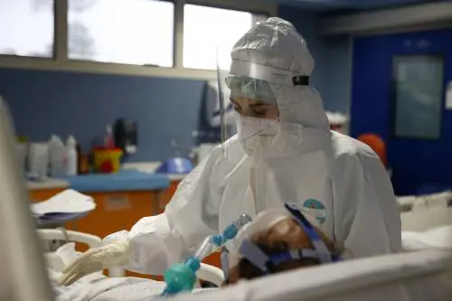 Un anno dopo stessi contagi. Ma crollo di morti e ricoveri