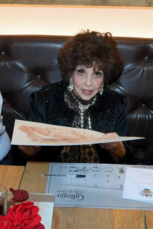 Frattura al femore: Gina Lollobrigida ricoverata in ospedale 