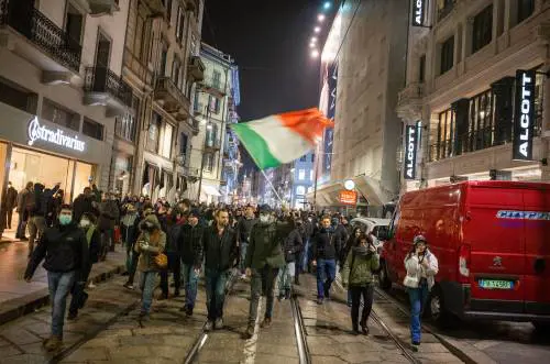 Quattro gatti (No pass) bloccano il centro città