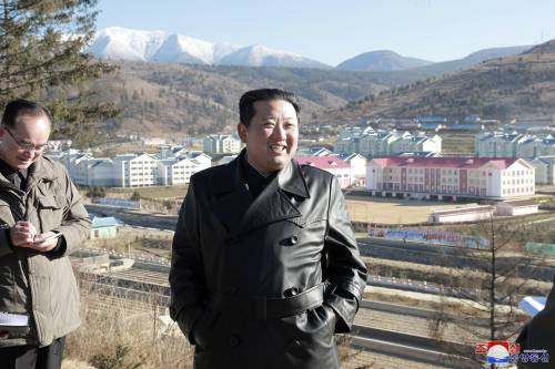 Da Squid Games alla giacca di Kim: cosa c'è dietro alle fake news da Pyongyang