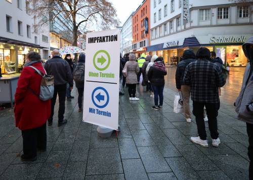 Schiaffo ai No vax: il referendum in Svizzera salva il green pass