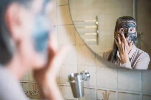 Pori dilatati a 60 anni: i rimedi naturali più efficaci