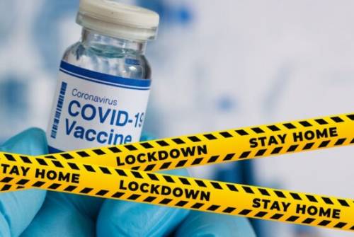 Se ti vaccini ti rinchiudo: il paradosso delle nuove restrizioni