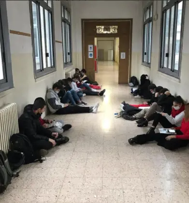 "I maschi non si vestano da donne": è bufera sul prof