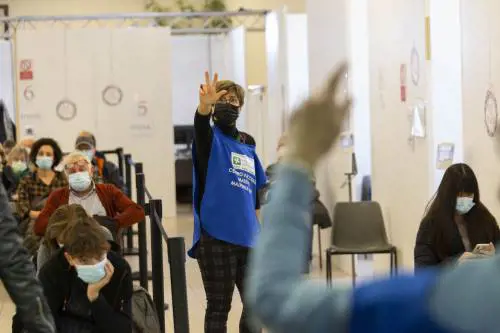 All'hub con l'avvocato, indagati poliziotto e finanziere no-vax