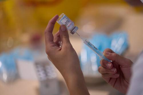 Vaccino o multa da 100 euro: la mossa greca che può cambiare tutto