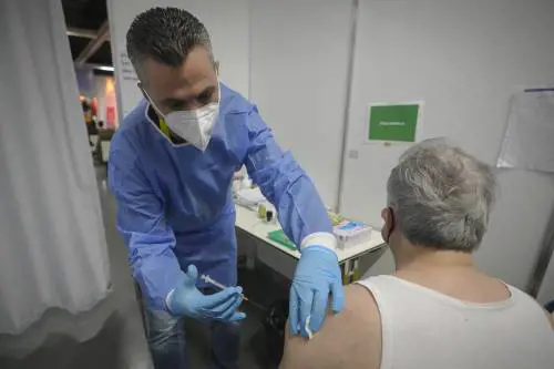 Vaccini, nuovo boom delle prime dosi. Ema ed Ecdc raccomandano l'eterologa