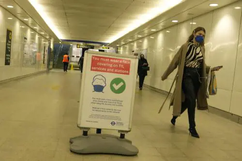 Come riconoscere la Omicron: i sintomi a cui stare attenti 