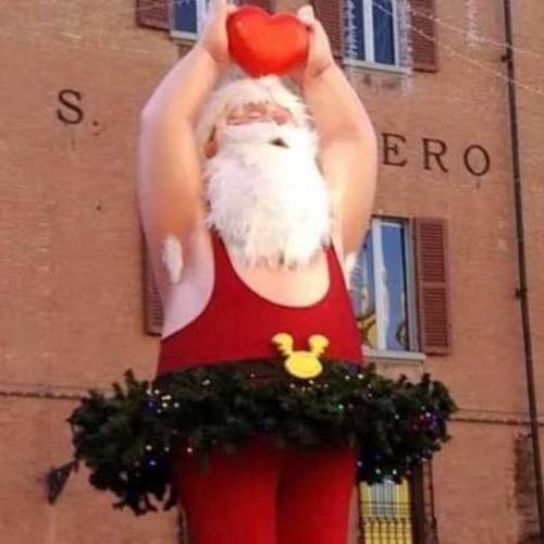 Babbo Natale in tutù: scoppia la polemica a Modena