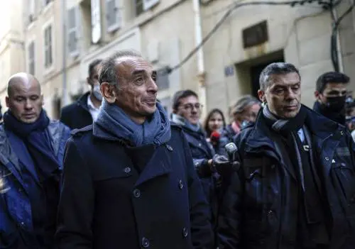 Zemmour aggredito, rissa al primo comizio. L'anti-Macron promette: zero immigrazione