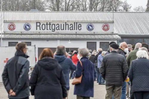 Berlino pronta a trasferire i malati in Lombardia. L'Oms: "Stop ai viaggi per gli over 60 e i fragili"