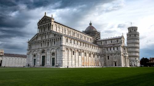 Piazza dei Miracoli a Pisa: leggende e curiosità dalle origini ai giorni nostri