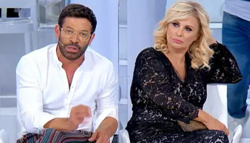 A Uomini e donne è caos: tra addii e notti sospette