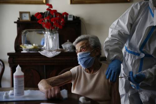 Multe, lockdown e divieti: le "battaglie" per vaccinare gli anziani