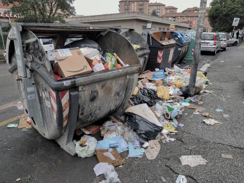Roma invasa dai rifiuti. Secondo bonus Ama per i netturbini